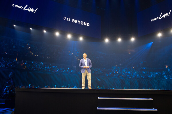 시스코 라이브 2024에서 연설하는 척 로빈스(Chuck Robbins) 시스코 회장 겸 최고경영자. / 시스코