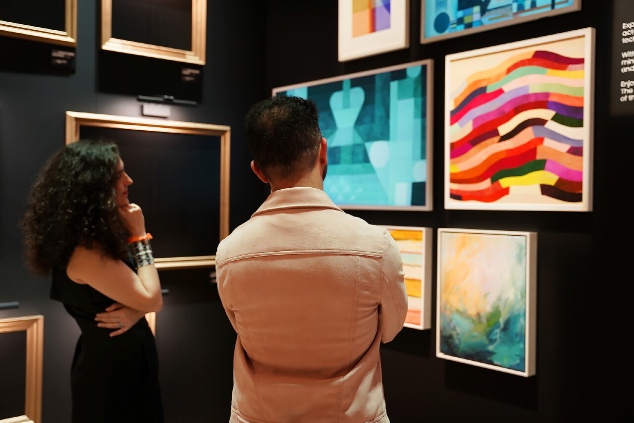 스위스 바젤에서 열리는 세계 최대 규모 예술 박람회 '아트 바젤 인 바젤 2024'에서 삼성전자 '더 프레임'을 살펴보고 있는 모습 / 삼성전자