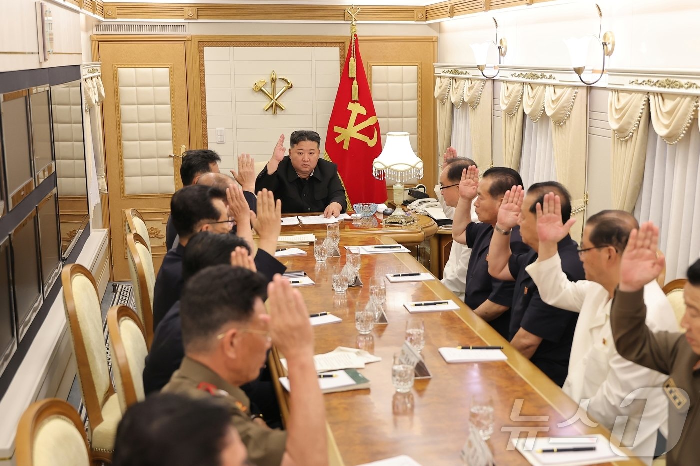 (평양 노동신문=뉴스1) = 북한 노동당 기관지 노동신문은 31일 당 중앙위원회 제8기 제22차 정치국 비상확대회의가 29일부터 30일까지 평안북도 신의주시 피해 지역에서 진행됐으며 김정은 총비서가 회의를 주재했다고 보도했다. 이번 회의는 평안북도와 자강도를 비롯한 일부 지역들에 발생한 큰물(홍수)와 폭우 피해 복구 대책을 수립하기 위해 긴급하게 개최됐다. [국내에서만 사용가능. 재배포 금지. DB 금지. For Use Only in the Republic of Korea. Redistribution Prohibited] rodongphoto@news1.kr