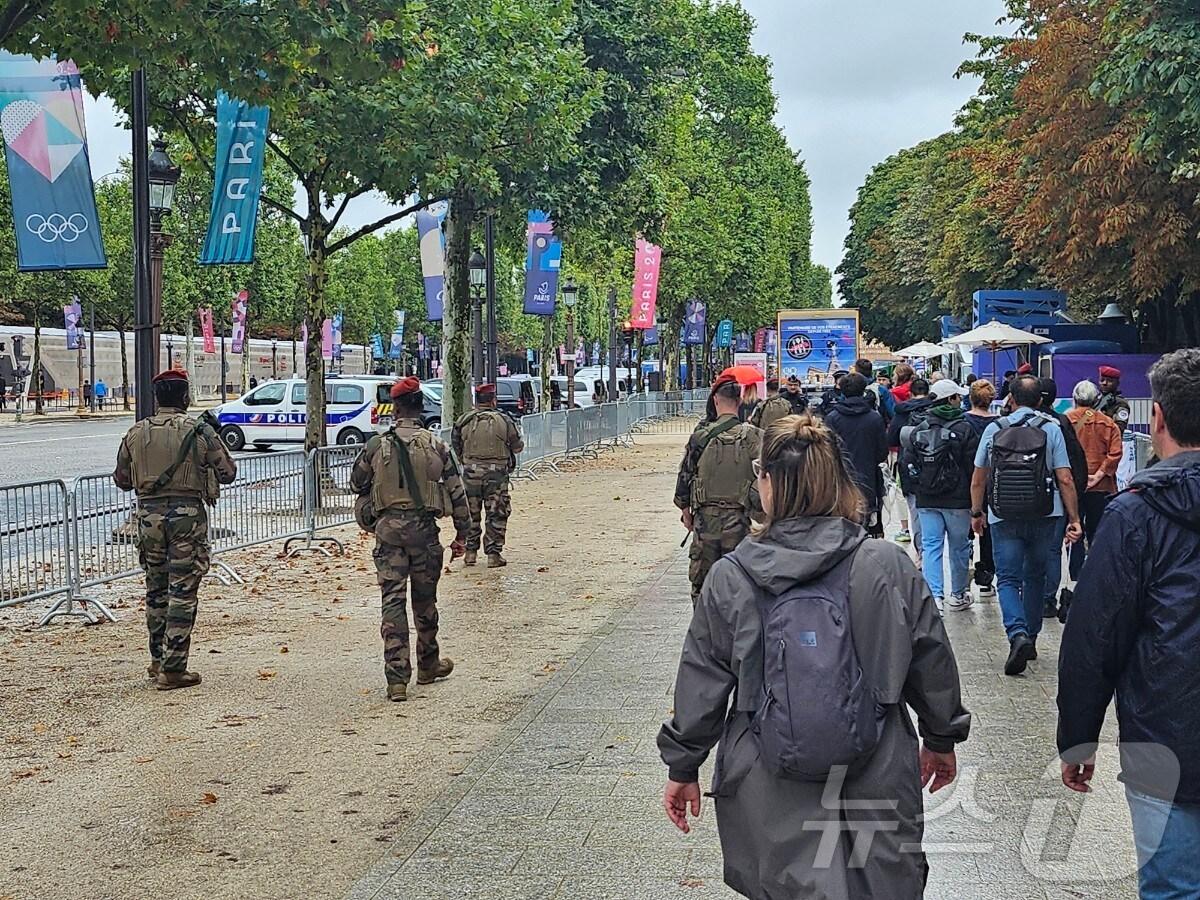 27일(한국시간) 2024 파리 올림픽 펜싱 경기가 열리는 그랑팔레로 가는 길에 군인이 배치 돼 있다. ⓒ News1 권혁준 기자