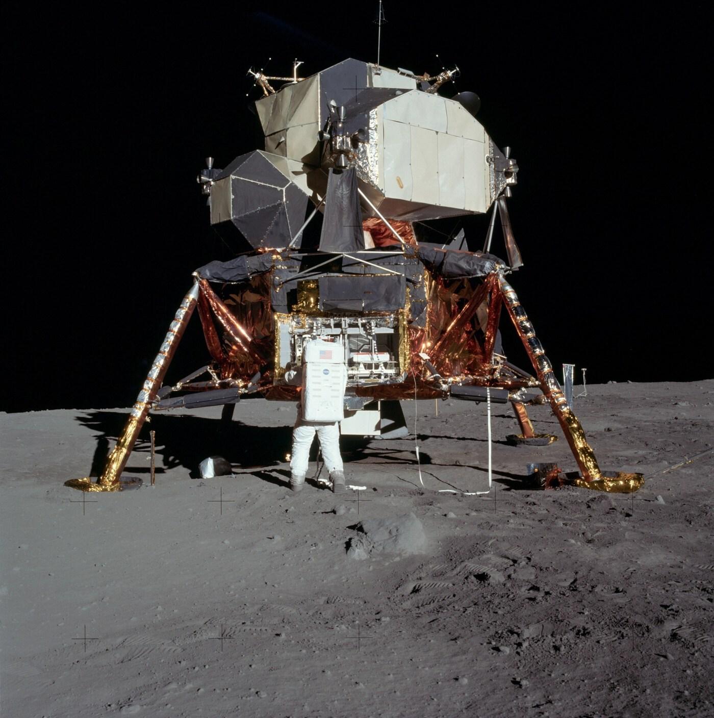 달에 착륙한 아폴로 11호의 달착륙선 '이글호'. (출처: Neil Armstrong, NASA Apollo Archive, 사진(1969), Wikimedia Commons, Public Domain Dedication)
