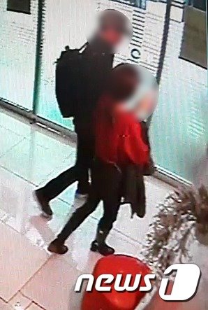 지난 26일 오전 H양과 A 씨가 모텔방으로 향하는 모습. (관악경찰서 제공) 2015.3.29/뉴스1 ⓒ 뉴스1 DB