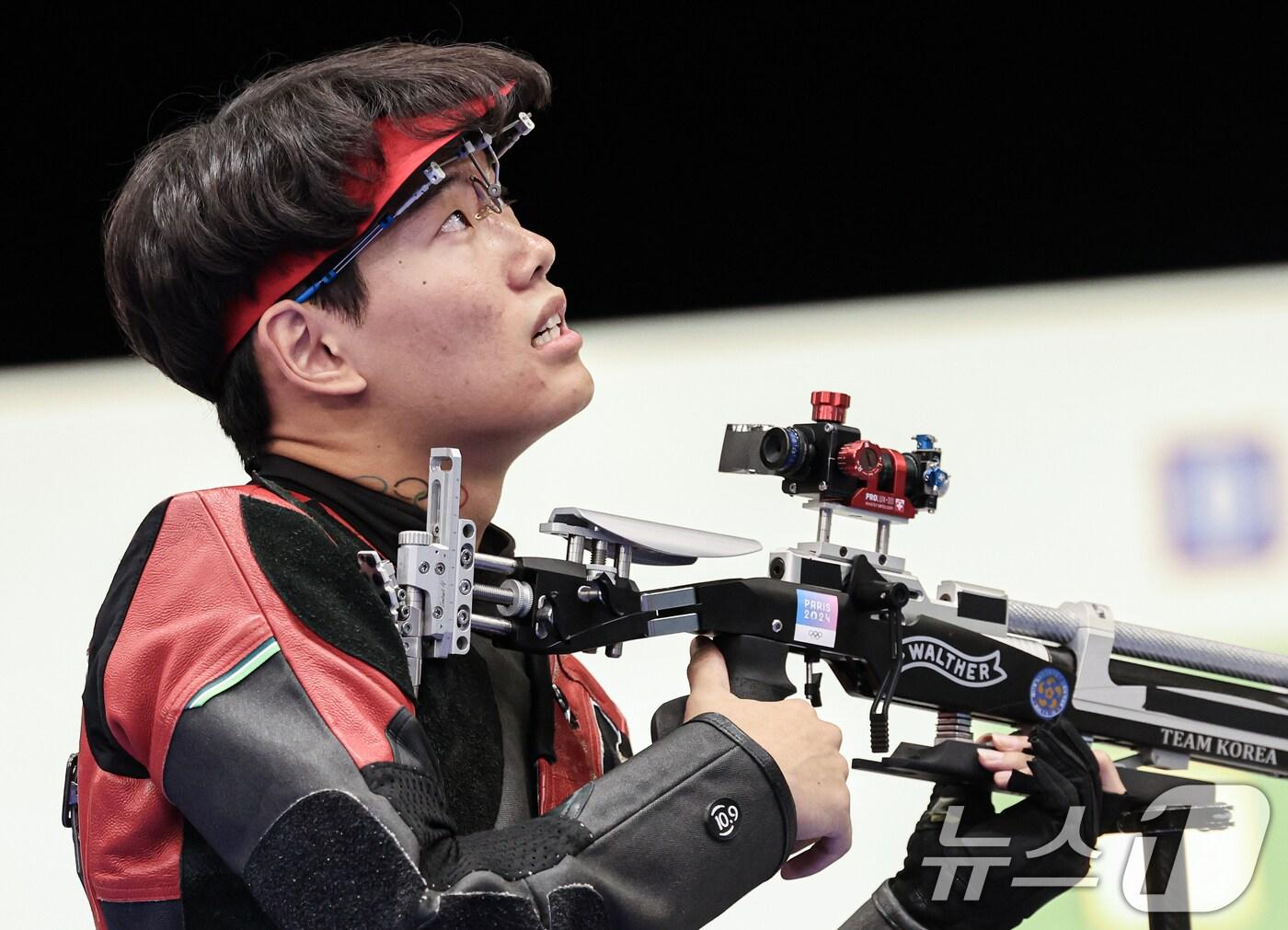대한민국 사격 대표팀 최대한이 29일(한국시간) 프랑스 샤토루 슈팅 센터에서 열린 2024 파리올림픽 사격 공기소총 10m 남자 결선에서 사격한 후 기록을 살펴보고 있다. 2024.7.29/뉴스1 ⓒ News1 이동해 기자
