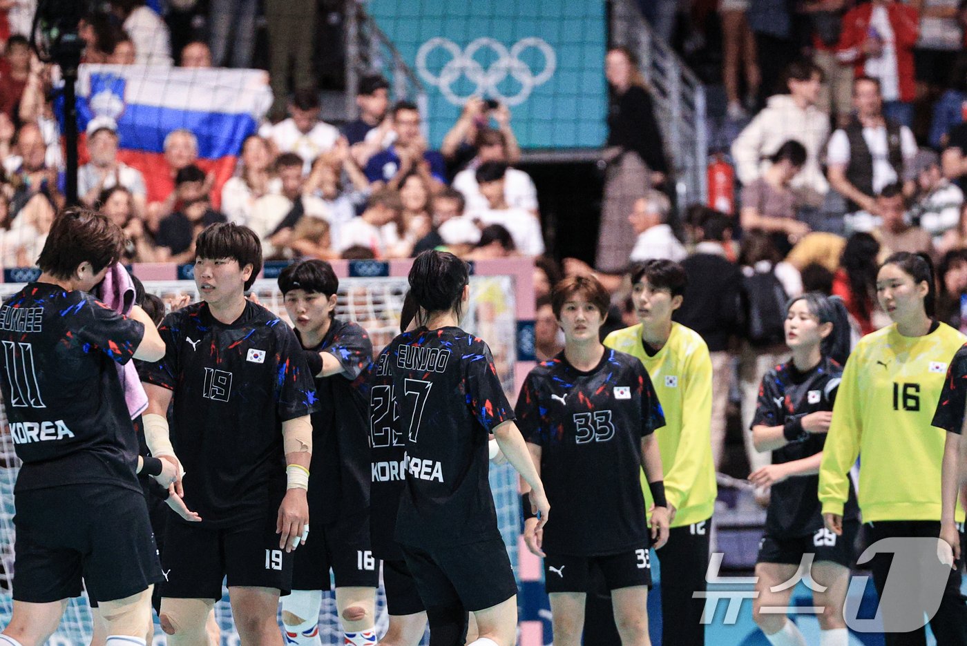 28일 오후(한국시간) 프랑스 파리 사우스 파리 아레나6에서 열린 2024 파리올림픽 핸드볼 여자 예선 라운드 A조 대한민국과 슬로베니아와의 경기를23대30으로 패배한 대한민국 선수들이 아쉬워하고 있다. 2024.7.28/뉴스1 ⓒ News1 박정호 기자