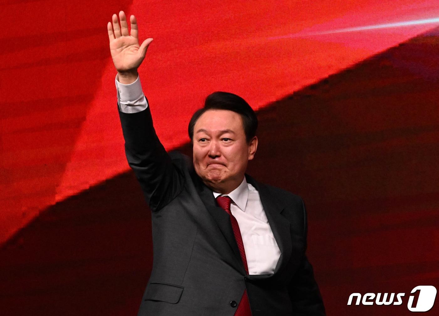 윤석열 대통령이 8일 경기도 고양시 킨텍스에서 열린 국민의힘 제3차 전당대회에서 인사하고 있다. (공동취재) 2023.3.8/뉴스1 ⓒ News1 허경 기자