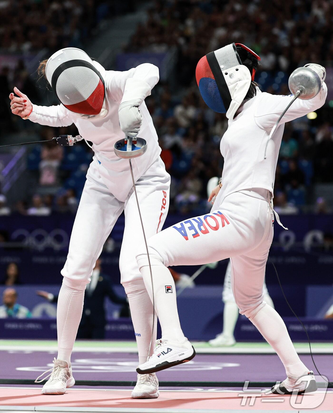 대한민국 펜싱 대표팀 송세라 선수가 27일 오후(한국시간) 프랑스 파리 그랑 팔레에서 열린 '2024 파리올림픽' 여자 에페 개인 32강 경기에서 폴란드의 마티나 스와토프스카 선수와 맞대결을 펼치고 있다. 2024.7.27/뉴스1 ⓒ News1 박정호 기자