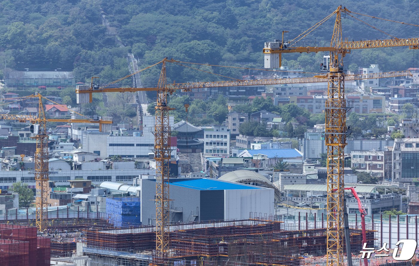 수출 회복과 대면 활동 확대에 따른 민간소비 증가 등에 1분기(1~3월) 한국 경제가 1.3% 성장했다. 수출만 아니라 민간소비, 건설까지 모두 호조를 보여 예상보다 높은 성장률이 기록됐다. 한국은행은 올해 1분기 실질 국내총생산(GDP) 성장률(속보치·전 분기 대비)이 1.3%로 집계됐다고 25일 밝혔다. 사진은 25일 경기도 수원시의 한 건설현장의 모습. 2024.4.25/뉴스1 ⓒ News1 이재명 기자