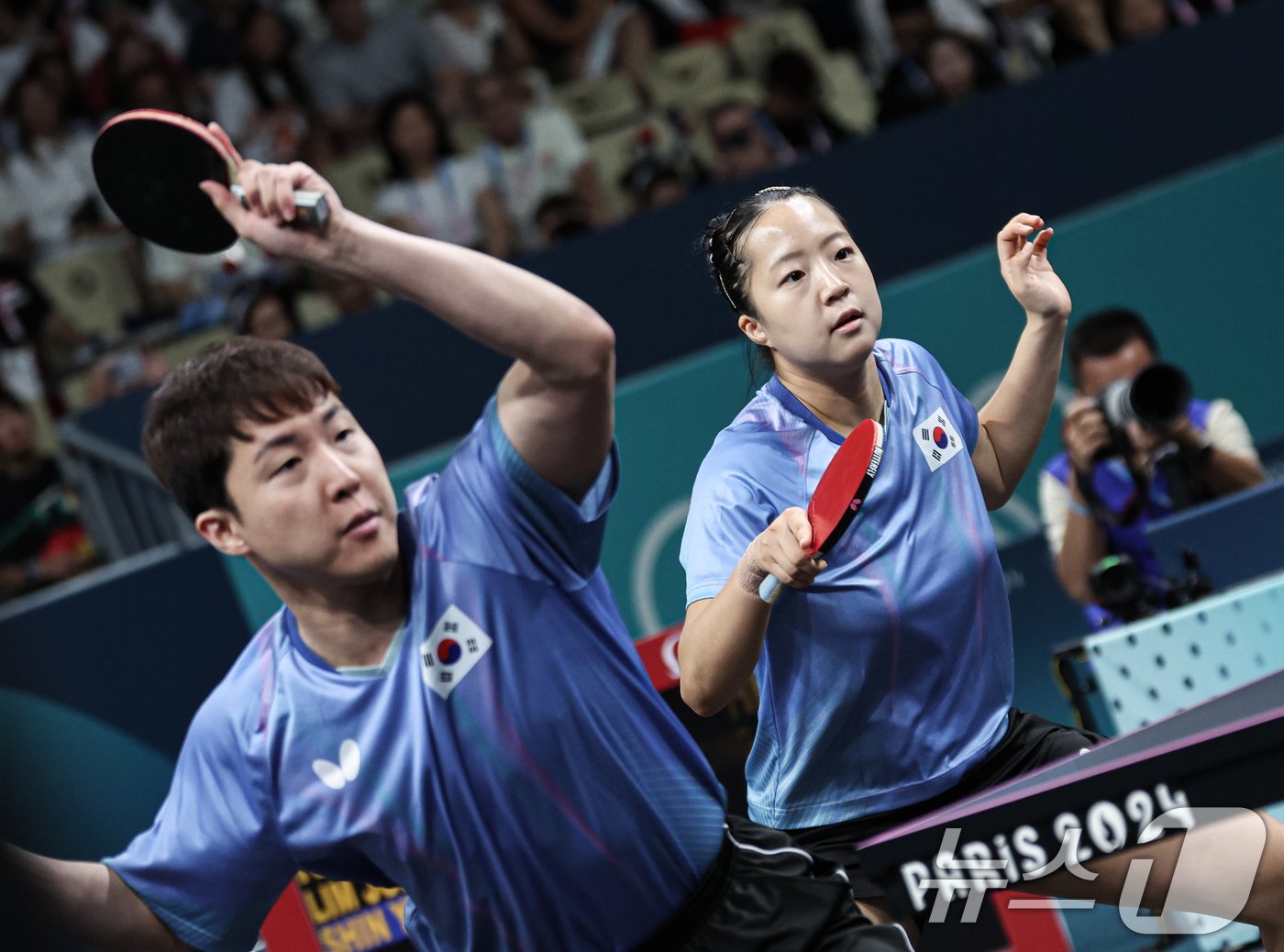 대한민국 탁구 대표팀 신유빈, 임종훈 선수가 30일(한국시간) 프랑스 파리 사우스 파리 아레나4에서 열린 '2024 파리올림픽' 탁구 혼합복식 홍콩과의 동메달 결정전 경기에서 공격을 하고 있다. 2024.7.30/뉴스1 ⓒ News1 이동해 기자