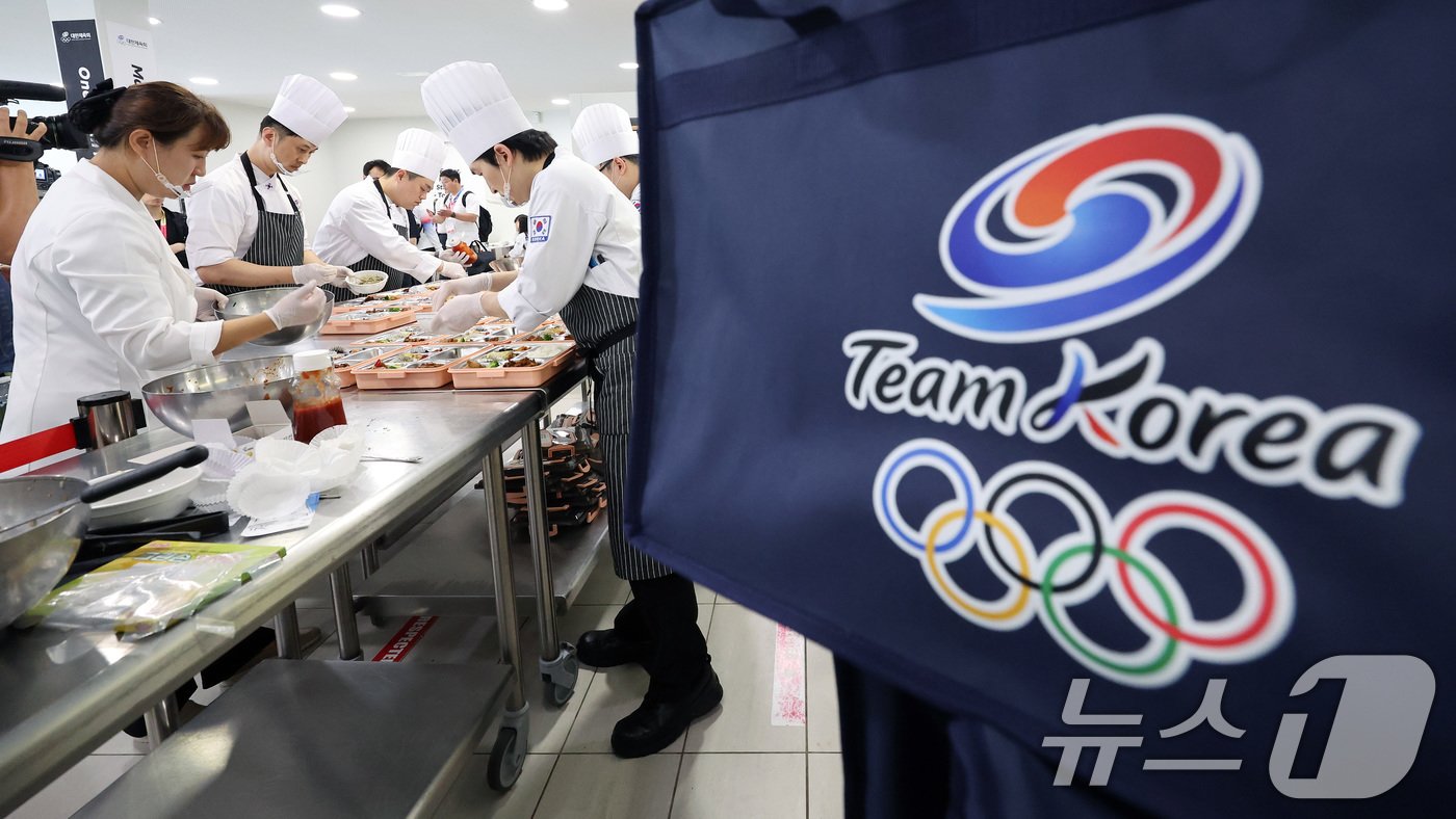 21일(한국시간) 대한민국 선수단의 사전캠프인 프랑스 퐁텐블로 '팀코리아 파리 플랫폼'에서 영양사와 요리사들이 선수촌에 입촌해 있는 탁구와 체조 선수들의 도시락 배달을 위해 준비하고 있다. 2024.7.21/뉴스1 ⓒ News1 이동해 기자