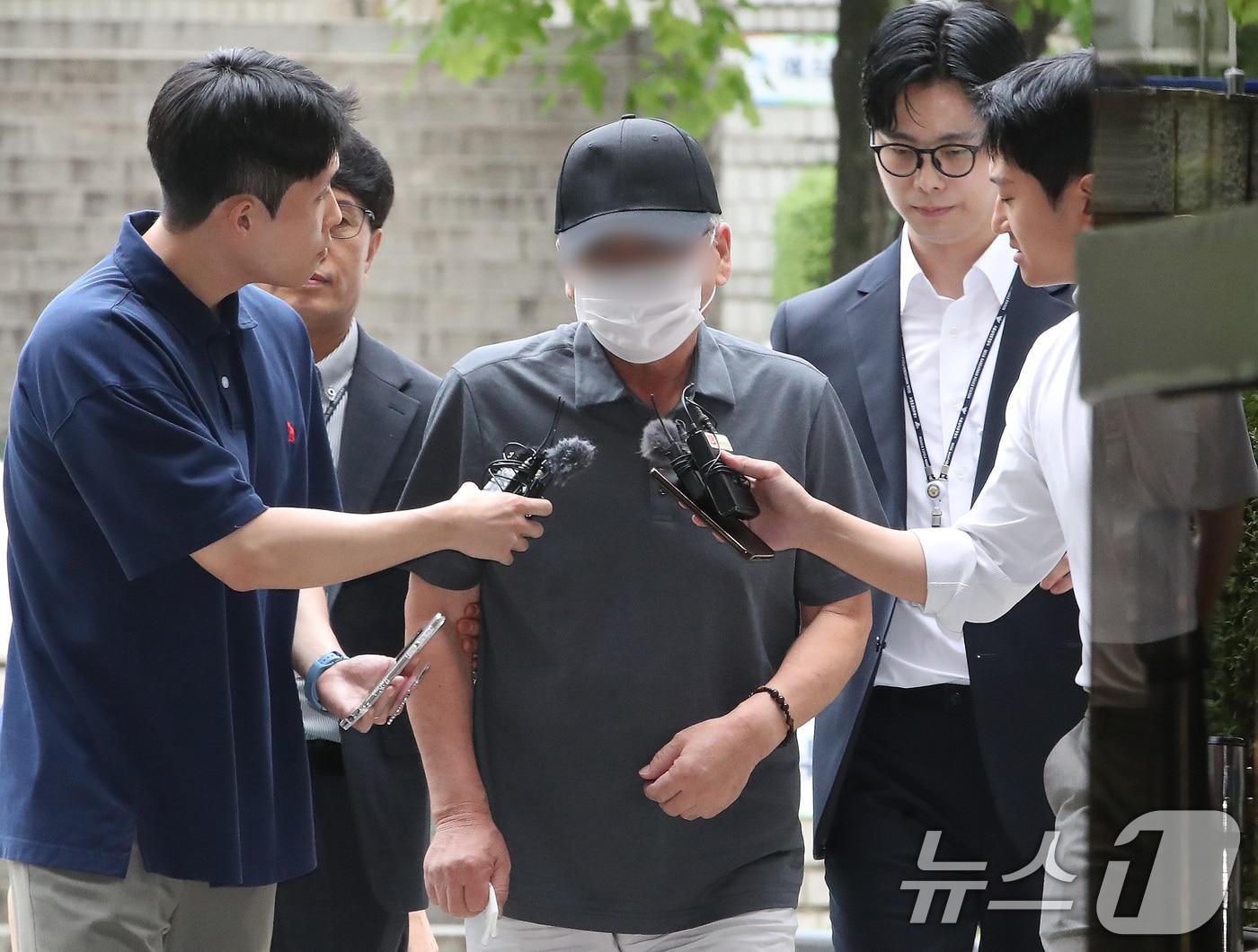 '시청역 역주행 참사' 가해 차량 운전자 차 모씨가 30일 오전 서울 서초구 서울중앙지방법원에서 열린 구속 전 피의자 심문(영장실질심사)에 출석하고 있다. 차 씨는 지난 1일 오후 9시 27분쯤 서울 중구 시청역 인근 호텔에서 차량을 몰고 나와 역주행하고, 안전 펜스와 보행자들을 덮친 후 차량 2대를 차례로 추돌했다. 이 사고로 시청 직원 2명과 은행 직원 4명, 병원 용역업체 직원 3명 등 총 9명이 숨졌다. 2024.7.30/뉴스1 ⓒ News1 임세영 기자