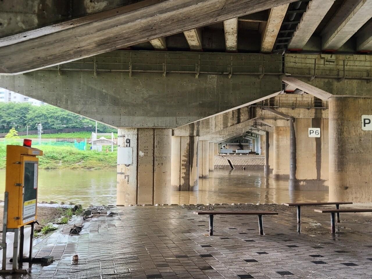 22일 오후 3시쯤 비 내리는 목동교 아래 안양천변 2024.7.22 (서울 양천경찰서 목동1지구대 제공)