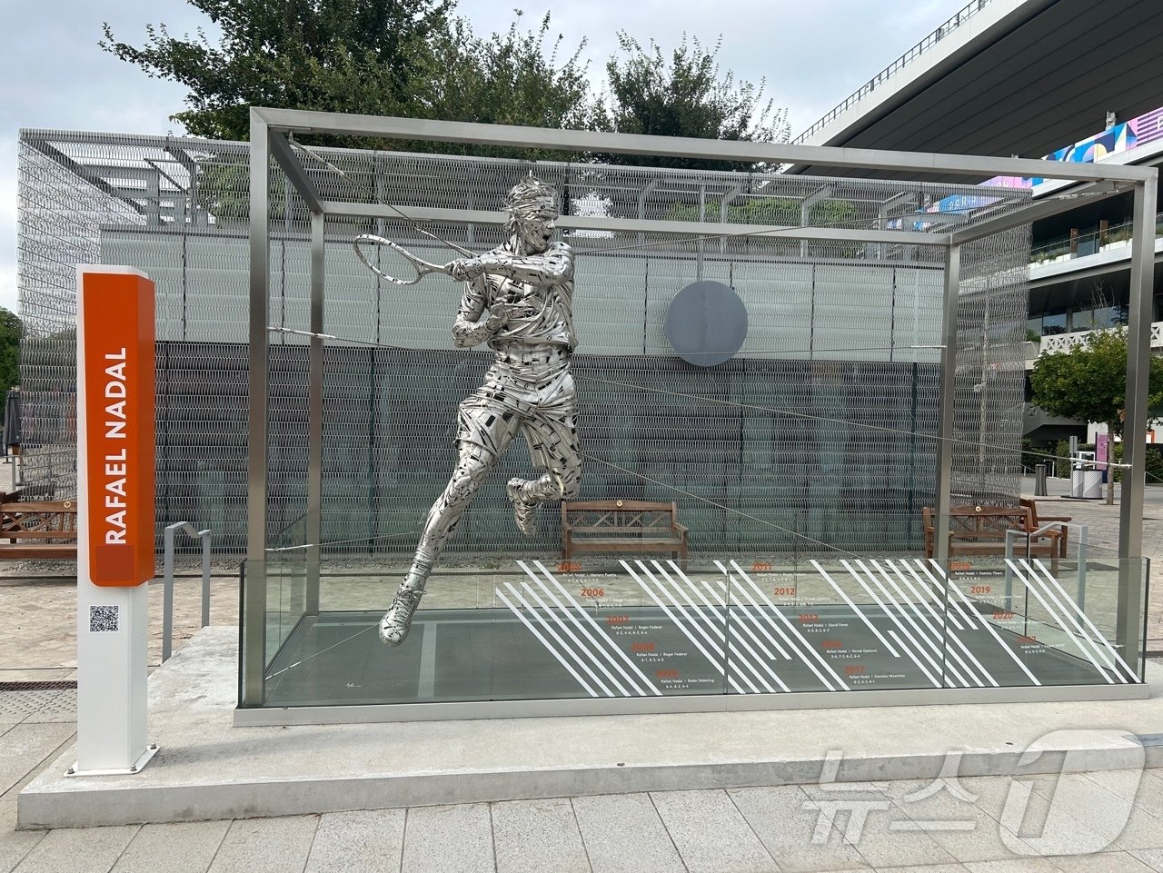  24일(한국시간) 프랑스 파리의 서쪽 포르트 도투유에 위치한 롤랑 가로스 스타디움 내 나달의 동상. 2024.7.24/뉴스1 ⓒ News1 문대현 기자