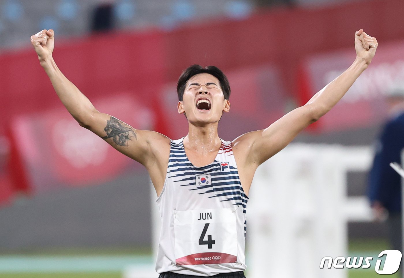 근대5종 국가대표 전웅태가 7일 오후 일본 도쿄스타디움에서 열린 '2020 도쿄올림픽' 근대5종 경기에서 레이지 런(육상과 사격) 결승선을 통과하고 있다. 전웅태는 이날 동메달을 거머쥐었다. 한국 근대5종 역사상 첫 메달이다. 2021.8.7/뉴스1 ⓒ News1 송원영 기자