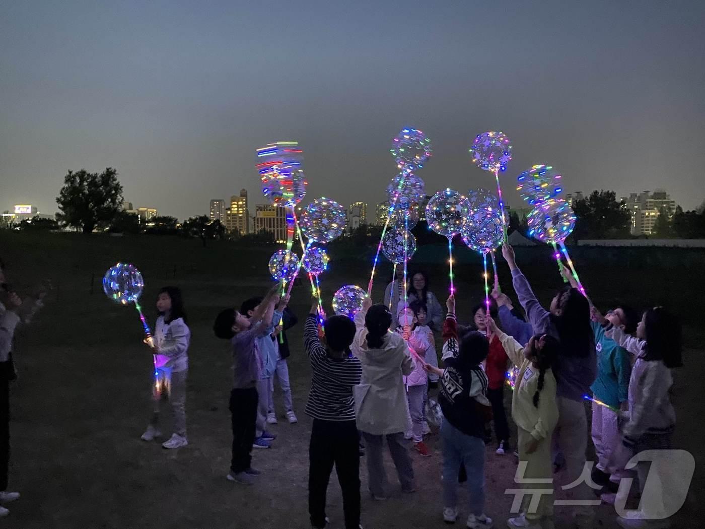 한성백제박물관 '반짝반짝 별빛 몽촌토성 탐험'에 어린이들이 참여한 모습. (서울시 제공)