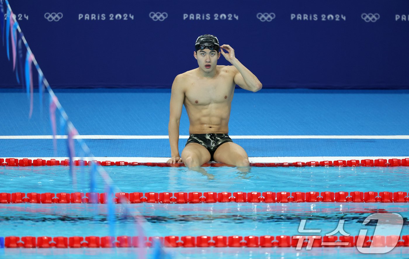 수영대표팀 황선우가 23일(한국시간) 프랑스 파리 라데팡스에 마련된 수영 경기장에서 훈련을 마치며 생각에 잠겨 있다. 2024.7.23/뉴스1 ⓒ News1 이동해 기자