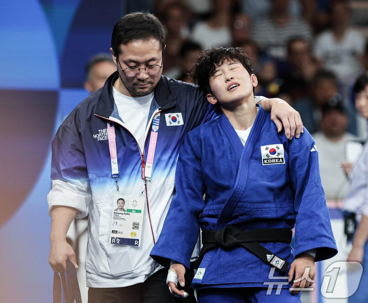 대한민국 유도 정예린이 28일(한국시간) 프랑스 파리 샹드마르스 아레나에서 열린 2024 파리올림픽 52kg 유도 여자 32강전 이스라엘 게펜 프리모와의 경기에서 패배한 후 아쉬워하고 있다. 2024.7.28/뉴스1 ⓒ News1 이동해 기자