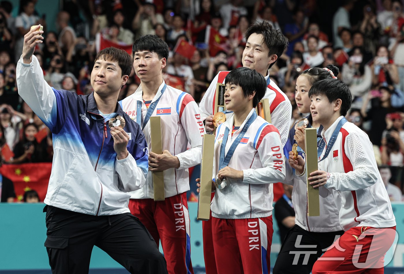 대한민국 탁구 대표팀 신유빈, 임종훈 선수가 30일(한국시간) 프랑스 파리 사우스 파리 아레나4에서 열린 '2024 파리올림픽' 탁구 혼합복식 시상식에서 금메달을 획득한 중국 왕추친, 쑨잉사와 은메달을 획득한 북한 리종식, 김금용과 함께 기념촬영을 하고 있다. 2024.7.30/뉴스1 ⓒ News1 이동해 기자