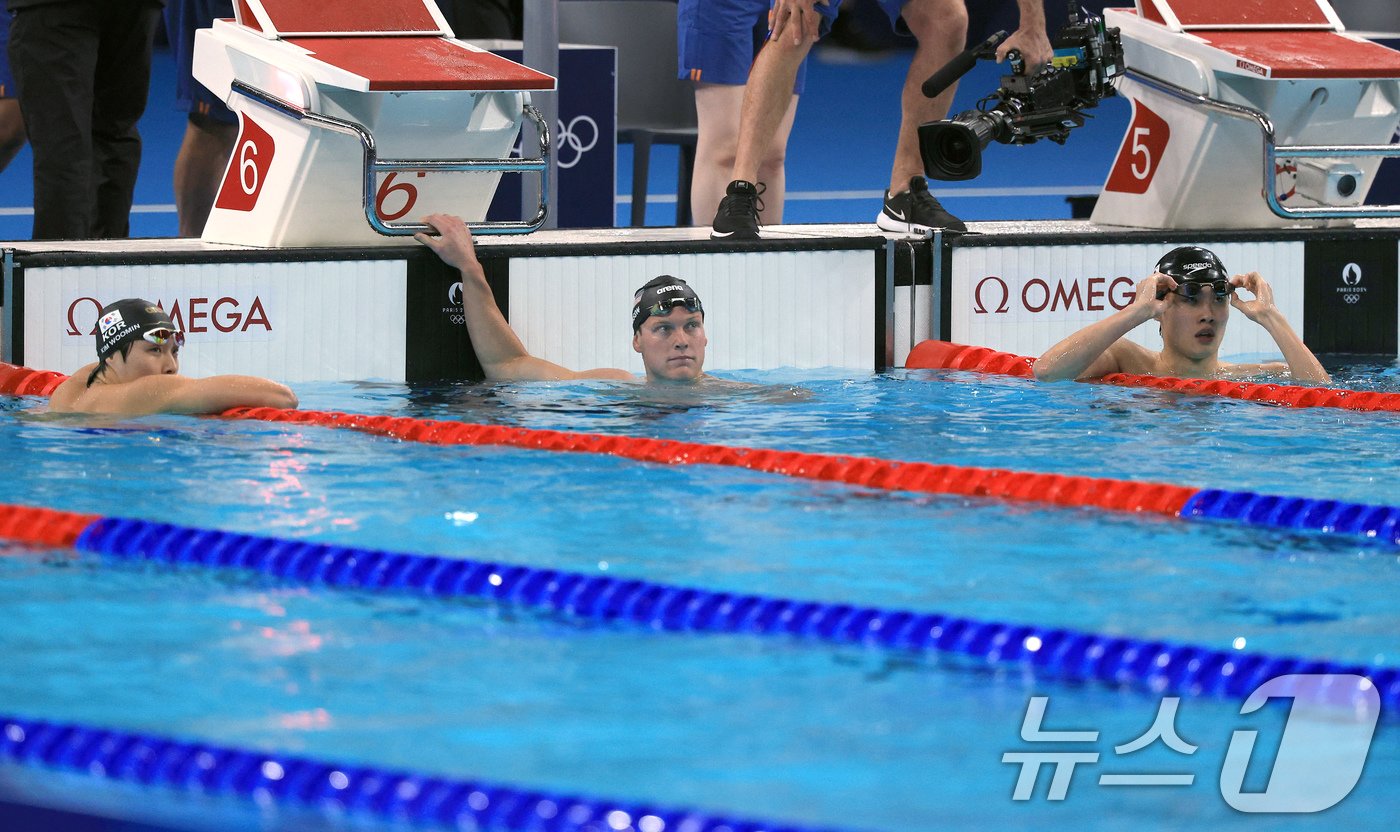 대한민국 경영 대표팀 황선우, 김우민 선수가 29일(한국시간) 프랑스 파리 라 데팡스 아레나에서 열린 남자 200m 자유형 준결승 경기를 마친 뒤 기록을 확인하고 있다. 황선우는 1분 45.92초로 9위, 김우민은 1분 46.58초로 12위를 기록하며 결선 진출에 고배를 마셨다. 2024.7.29/뉴스1 ⓒ News1 박정호 기자