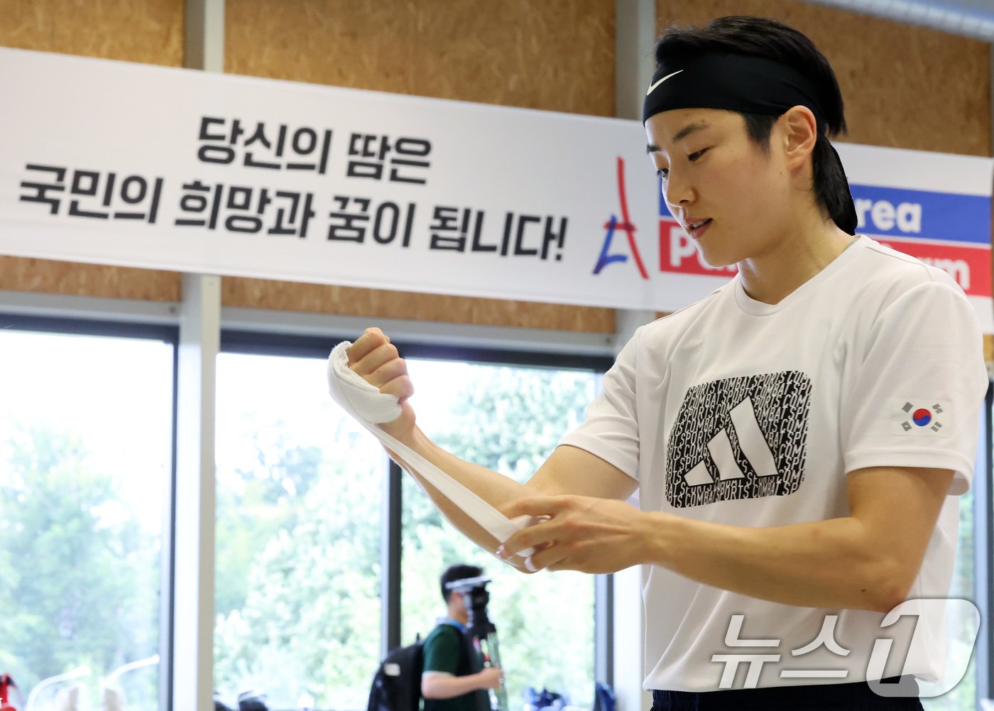 복싱 여자 60㎏급에 출전하는 오연지가 21일(한국시간) 프랑스 퐁텐블로 팀코리아 파리 플랫폼에서 열린 오픈데이에서 훈련을 준비하고 있다. 2024.7.21/뉴스1 ⓒ News1 이동해 기자