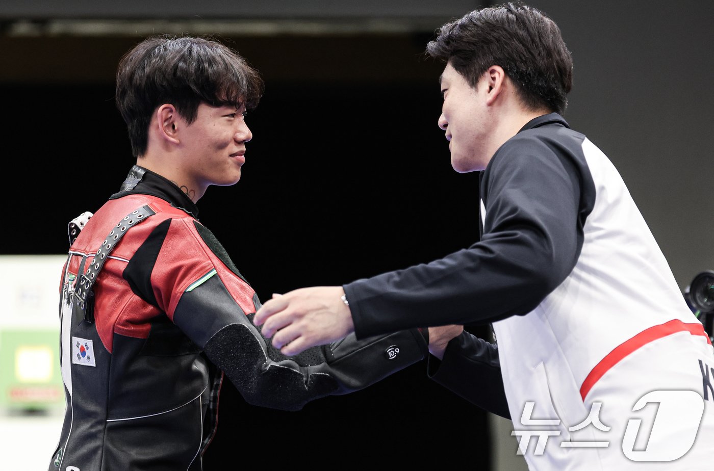 대한민국 사격 대표팀 최대한이 29일(한국시간) 프랑스 샤토루 슈팅 센터에서 열린 2024 파리올림픽 사격 공기소총 10m 남자 결선에서 코치진의 위로를 받고 있다. 2024.7.29/뉴스1 ⓒ News1 이동해 기자