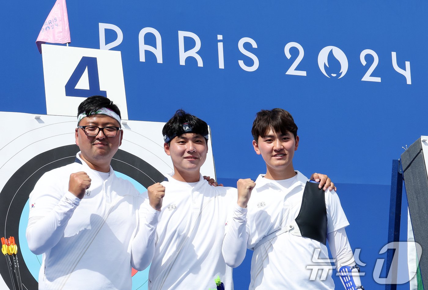 2024 파리올림픽 대한민국 양궁대표팀 김우진(왼쪽부터), 이우석, 김제덕이 25일(한국시간) 프랑스 파리 레쟁발리드에서 열린 남자 개인 랭킹 라운드를 마친 후 기념촬영을 하고 있다. 2024.7.25/뉴스1 ⓒ News1 이동해 기자