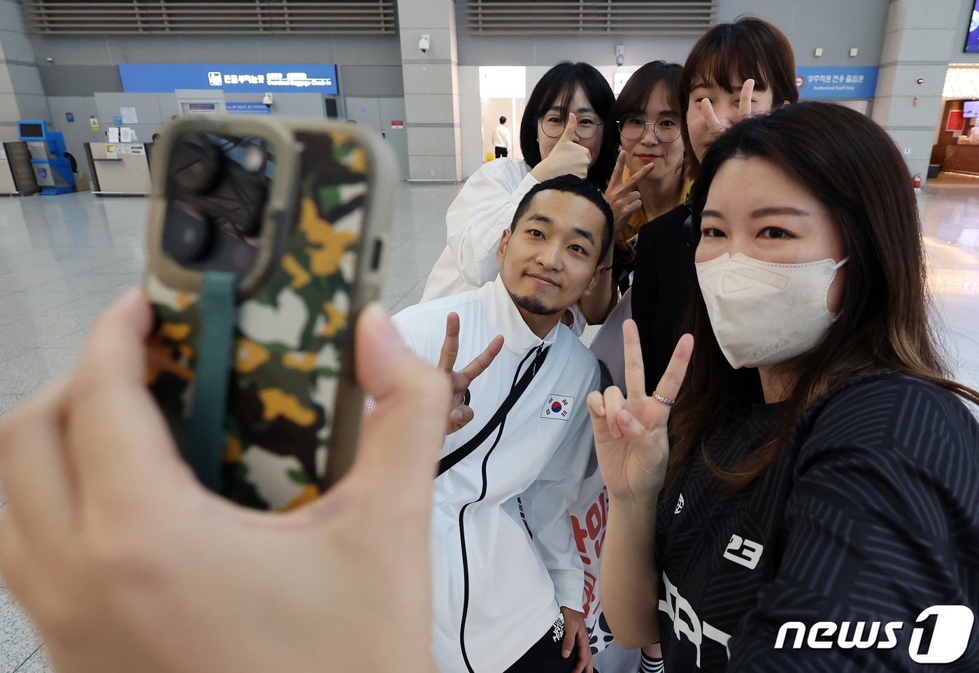 '2022 항저우 아시안게임'에 출전하는 대한민국 브레이킹 국가대표팀 김홍열이 3일 오전 인천국제공항 제1여객터미널에서 출국을 앞두고 공항을 찾은 팬들과 기념촬영을 하고 있다. 2023.10.3/뉴스1 ⓒ News1 이동해 기자