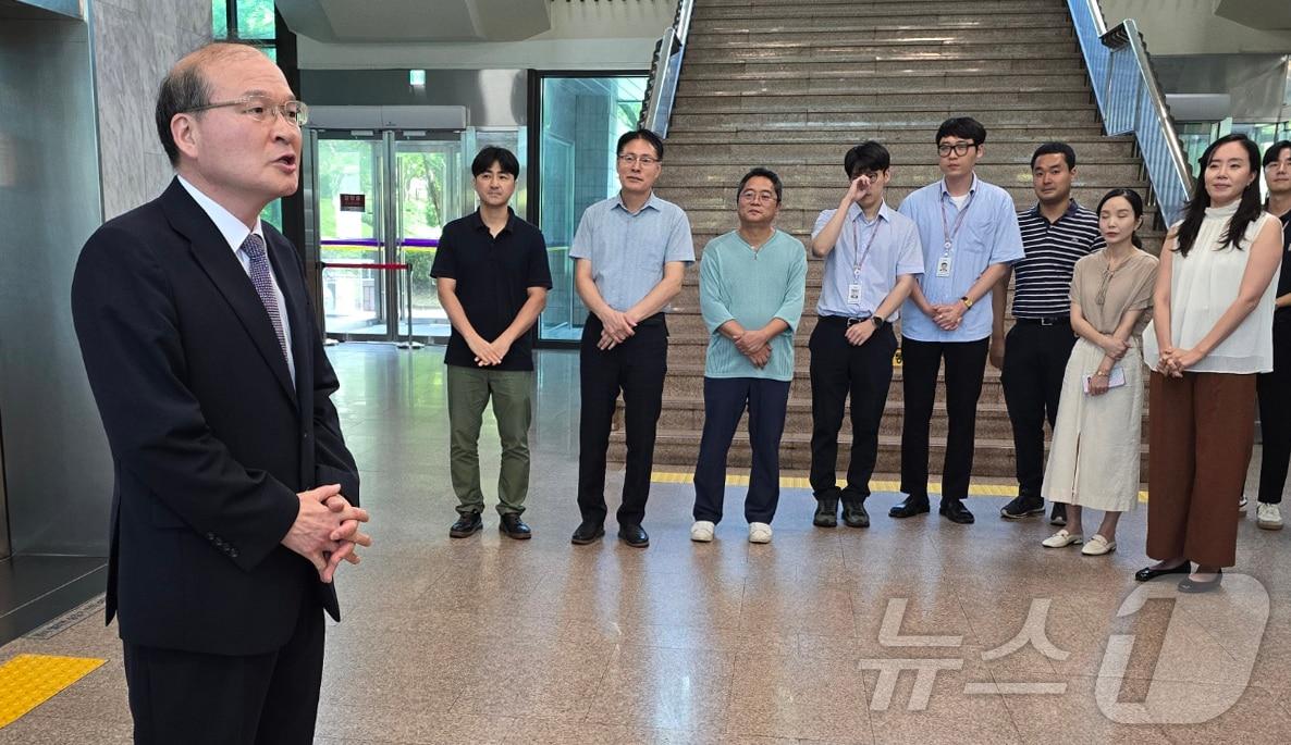 이상인 방송통신위원장 직무대행(부위원장)이 26일 오전 경기 과천시 정부과천청사 방통위를 나서며 직원들과 인사하고 있다. 2024.7.26/뉴스1 ⓒ News1 양새롬 기자