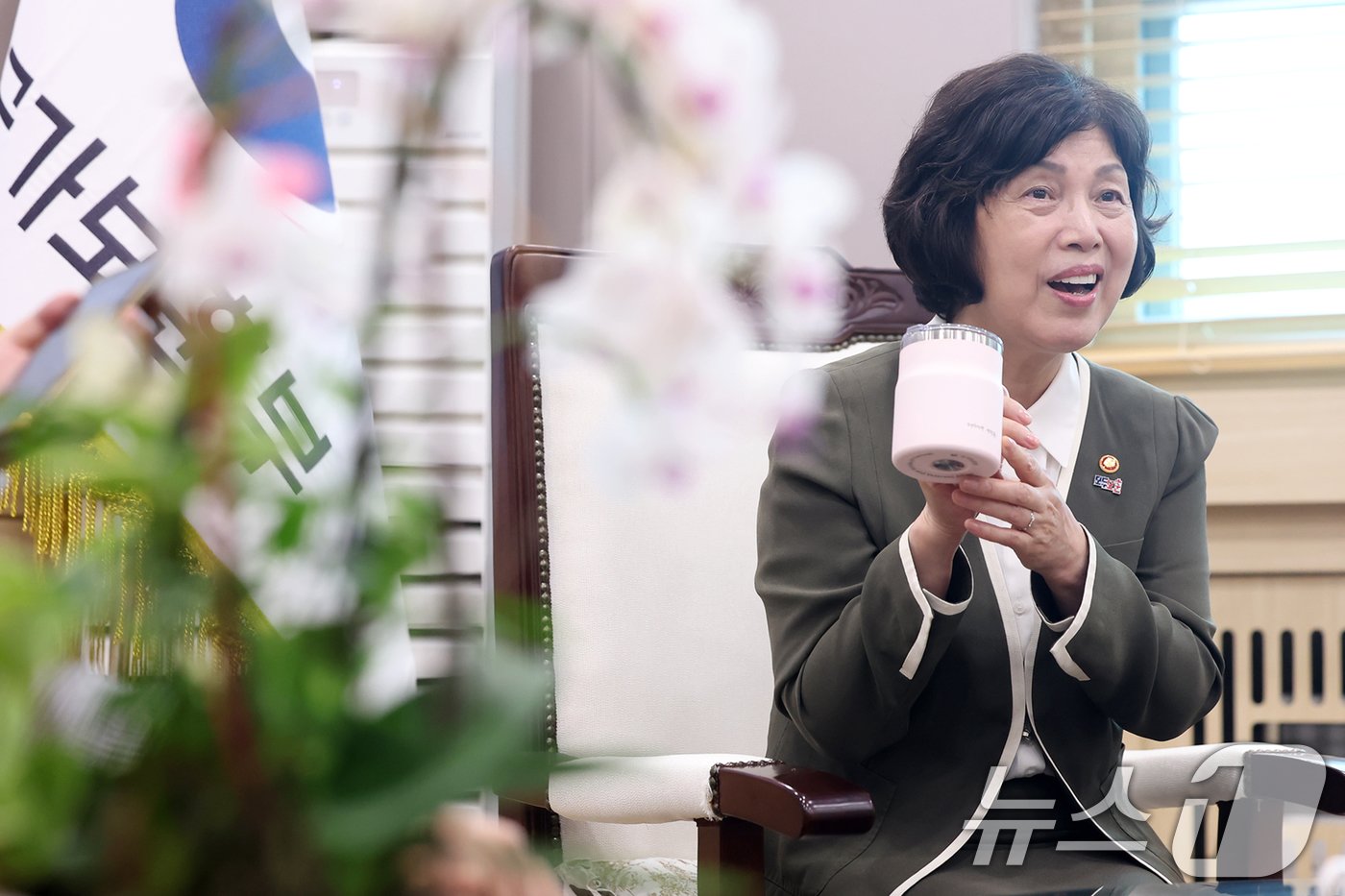 강정애 국가보훈부 장관이 취재진에게 새로 제작한 보훈부 머그컵의 의미를 설명하고 있다. 컵 하단에 국가보훈부 로고를 넣고 컵 표면에 '대한민국 원더풀'을 넣은 것은 보훈을 주춧돌로 하나되는 대한민국을 구현해 대한민국을 원더풀하게 만들겠다는 의미를 담고 있고, 보훈부를 머그컵 하단에 넣은 추가적 의미는 주춧돌은 보이지는 않지만 대한민국의 유공자, 제복근무자와 국민 모두를 섬기는 보훈부 역할을 충실히 하겠다는 각오라고 설명했다.2024.7.25/뉴스1 ⓒ News1 민경석 기자