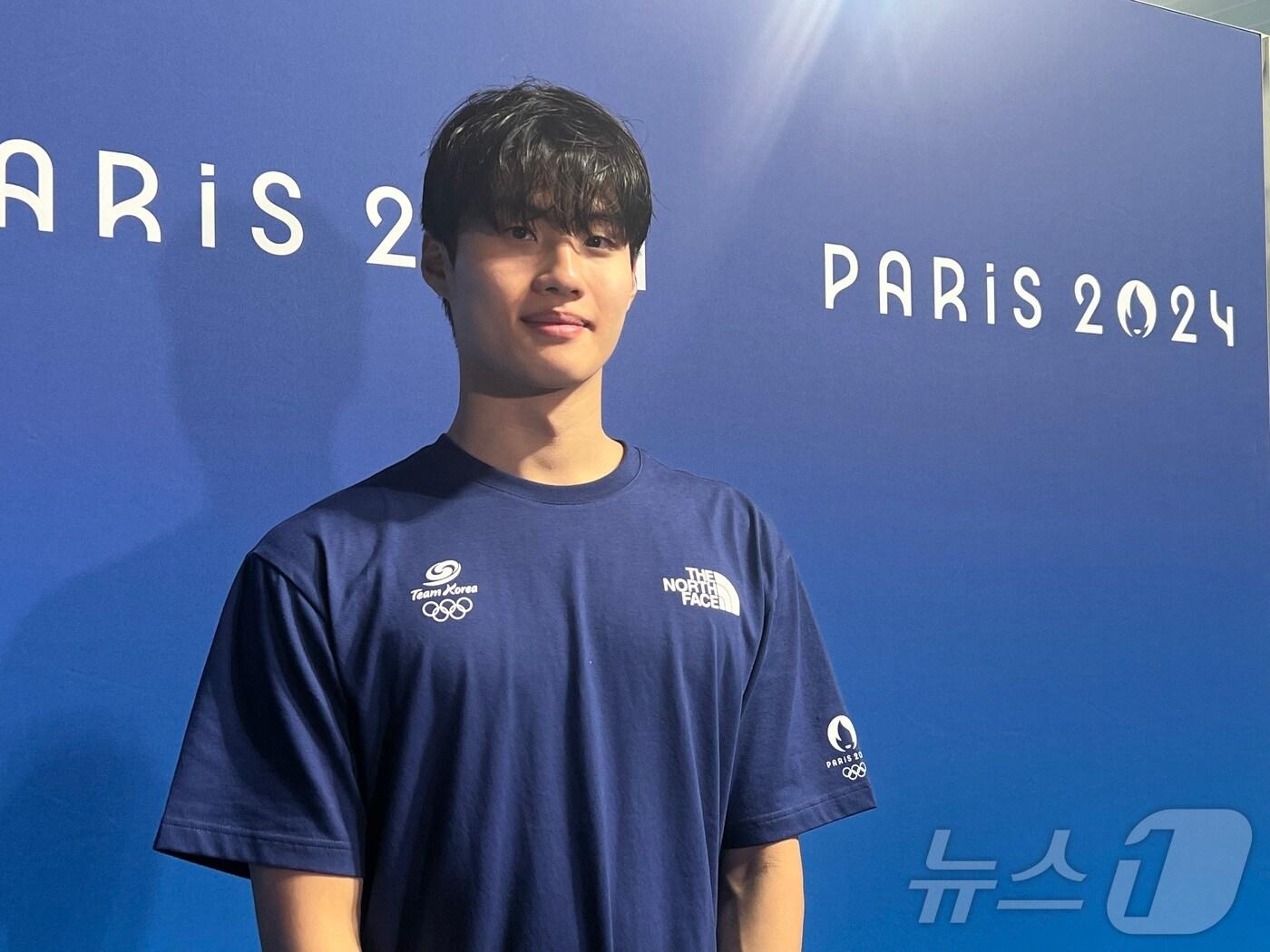 수영 국가대표 황선우가 24일(한국시간) 프랑스 파리 라데팡스 아레나에서 훈련을 마친 후 취재진과 인터뷰하고 있다. 2024.7.25/뉴스1 ⓒ News1 이상철 기자