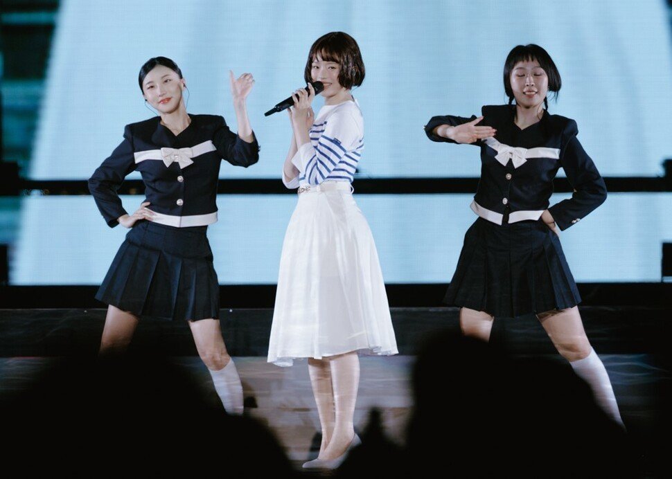 뉴진스 하니가 지난달 26일 일본 도쿄돔에서 노래 ‘푸른 산호초’를 부르고 있다. 어도어 제공 