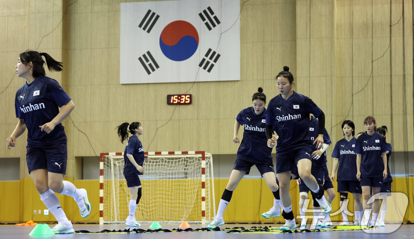 20일 충청북도 진천군 진천국가대표선수촌에서 대한민국 여자핸드볼 국가대표팀이 훈련개시 미디어데이 행사를 마치고 훈련을 하고 있다. 여자 핸드볼팀은 올해 파리 올림픽에 단체 구기 종목으로는 우리나라에서 유일하게 본선 진출에 성공했다. 2024.5.20/뉴스1 ⓒ News1 김명섭 기자