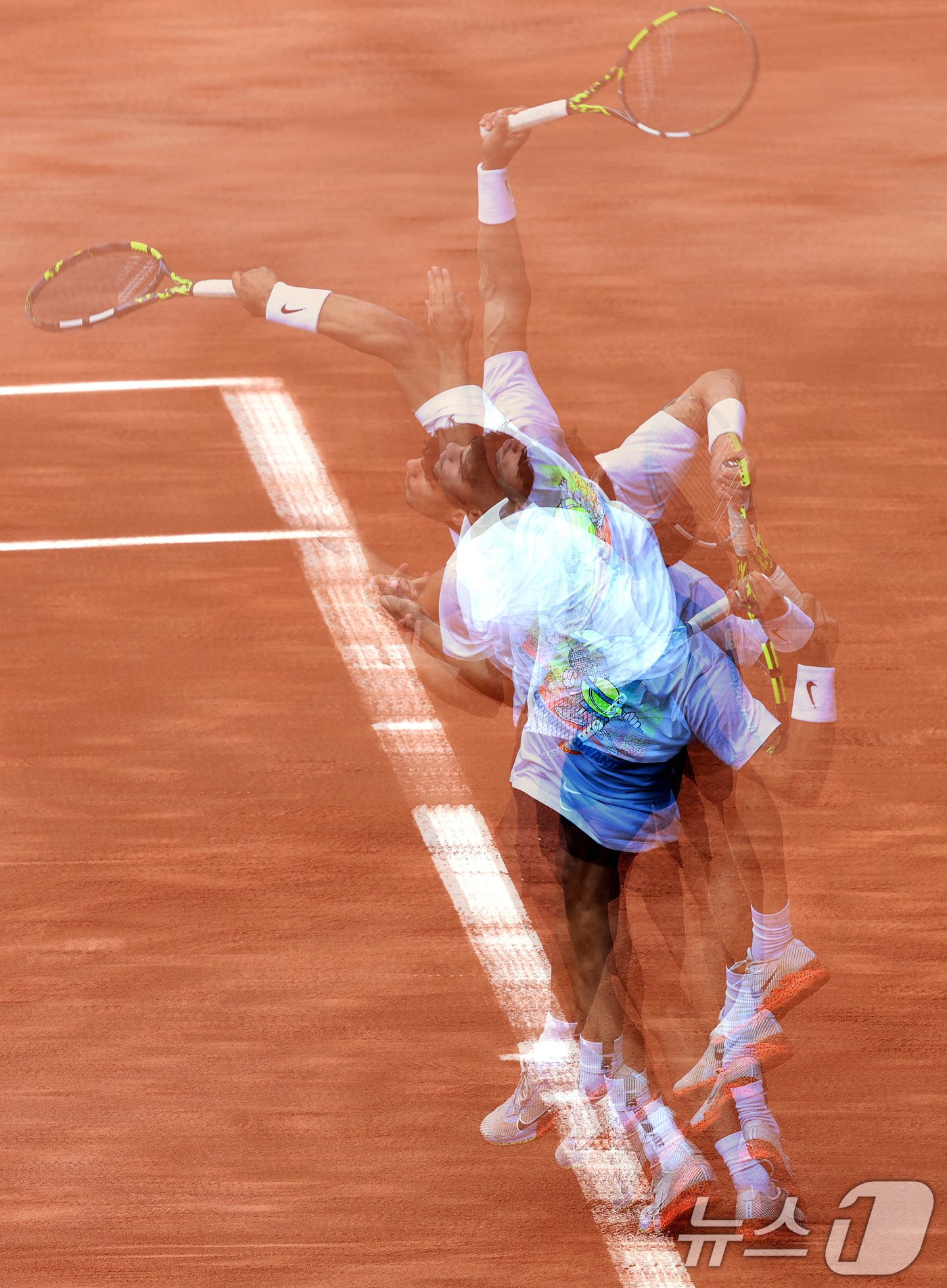 스페인 테니스 대표 카를로스 알카라스가 24일(한국시간) 프랑스 파리 스타드 롤랑가로스에서 훈련하고 있다. (다중노출 촬영) 2024.7.24/뉴스1 ⓒ News1 이동해 기자