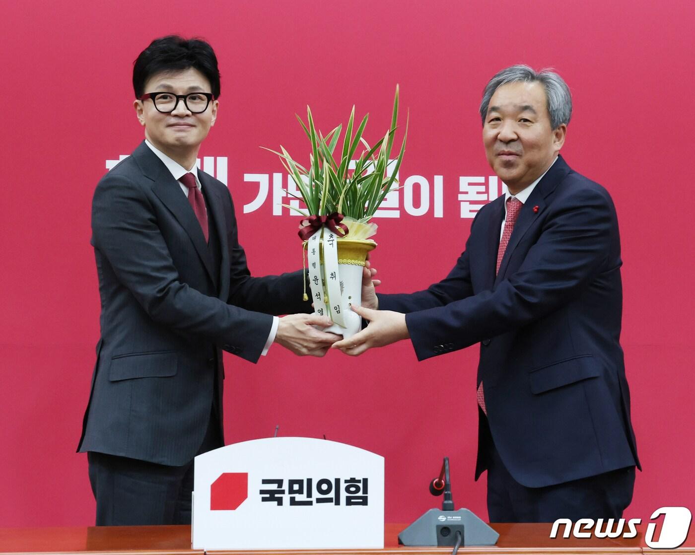 2023년 12월 29일 한오섭 대통령실 정무수석이 한동훈 국민의힘 비상대책위원장에 윤석열 대통령의 취임 축하 난을 전달하고 있다. 2023.12.29/뉴스1 ⓒ News1 송원영 기자
