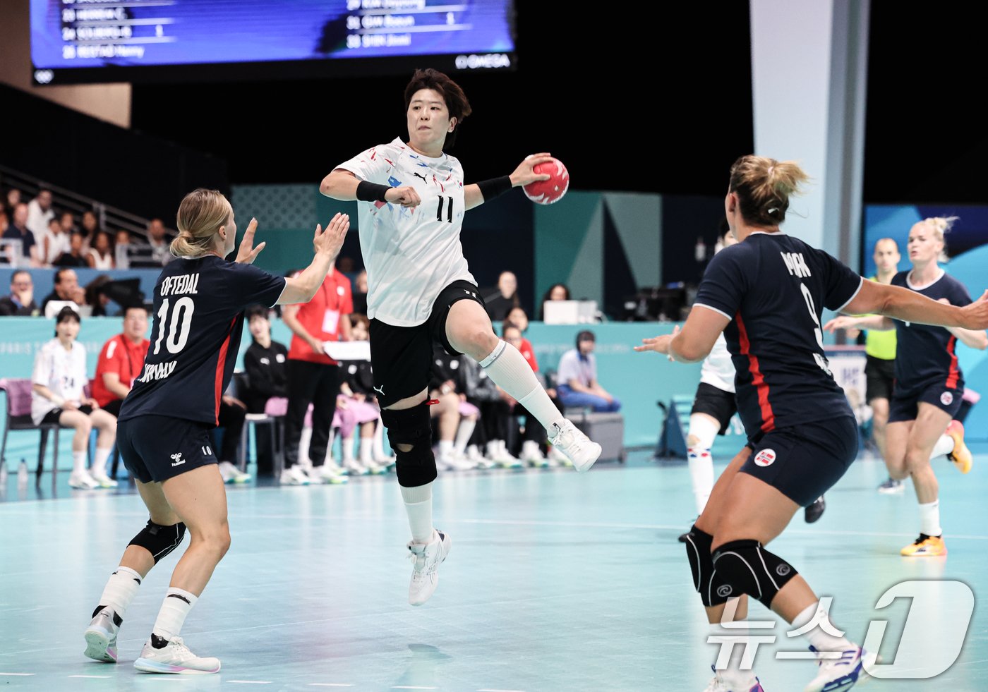 30일 오후(한국시간) 프랑스 파리 사우스 파리 아레나6에서 열린 2024 파리올림픽 핸드볼 여자 예선 라운드 A조 대한민국과 노르웨이와의 경기에서 류은희가 슛을 하고 있다. 2024.7.30/뉴스1 ⓒ News1 이동해 기자