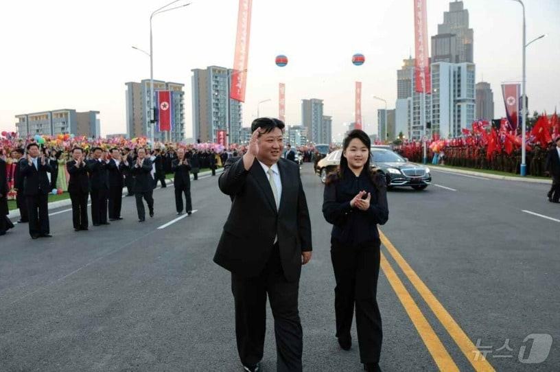 (평양 노동신문=뉴스1) = 전위거리 준공식에 등장한 김정은 총비서와 딸 주애. [국내에서만 사용가능. 재배포 금지. DB 금지. For Use Only in the Republic of Korea. Redistribution Prohibited] rodongphoto@news1.kr