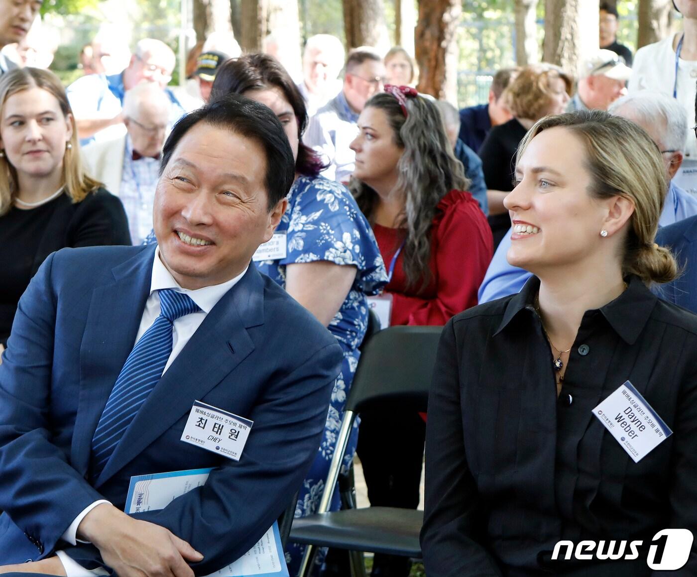 최태원 SK그룹 회장이 웨버 대령의 손녀인 데인 웨버와 대화를 나누고 있다.(SK그룹 제공)