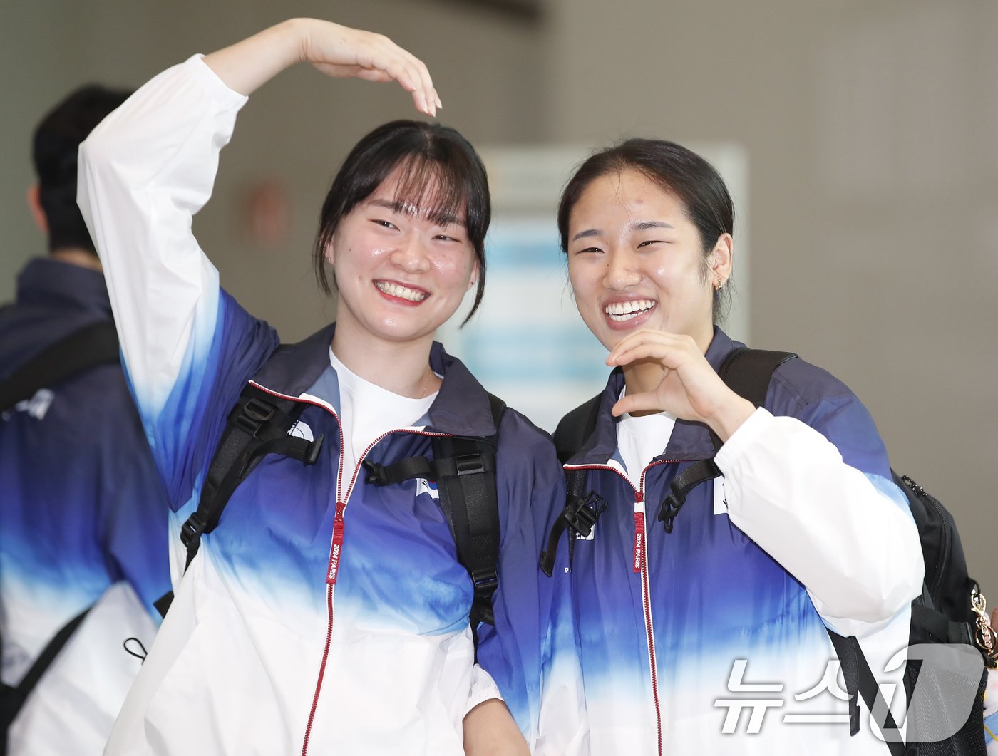 배드민턴 국가대표 김가은과 안세영(오른쪽)이 ’2024 파리 올림픽‘을 위해 12일 인천국제공항을 통해 프랑스 파리로 출국하기 전 인사를 하고 있다. 2024.7.12/뉴스1 ⓒ News1 권현진 기자