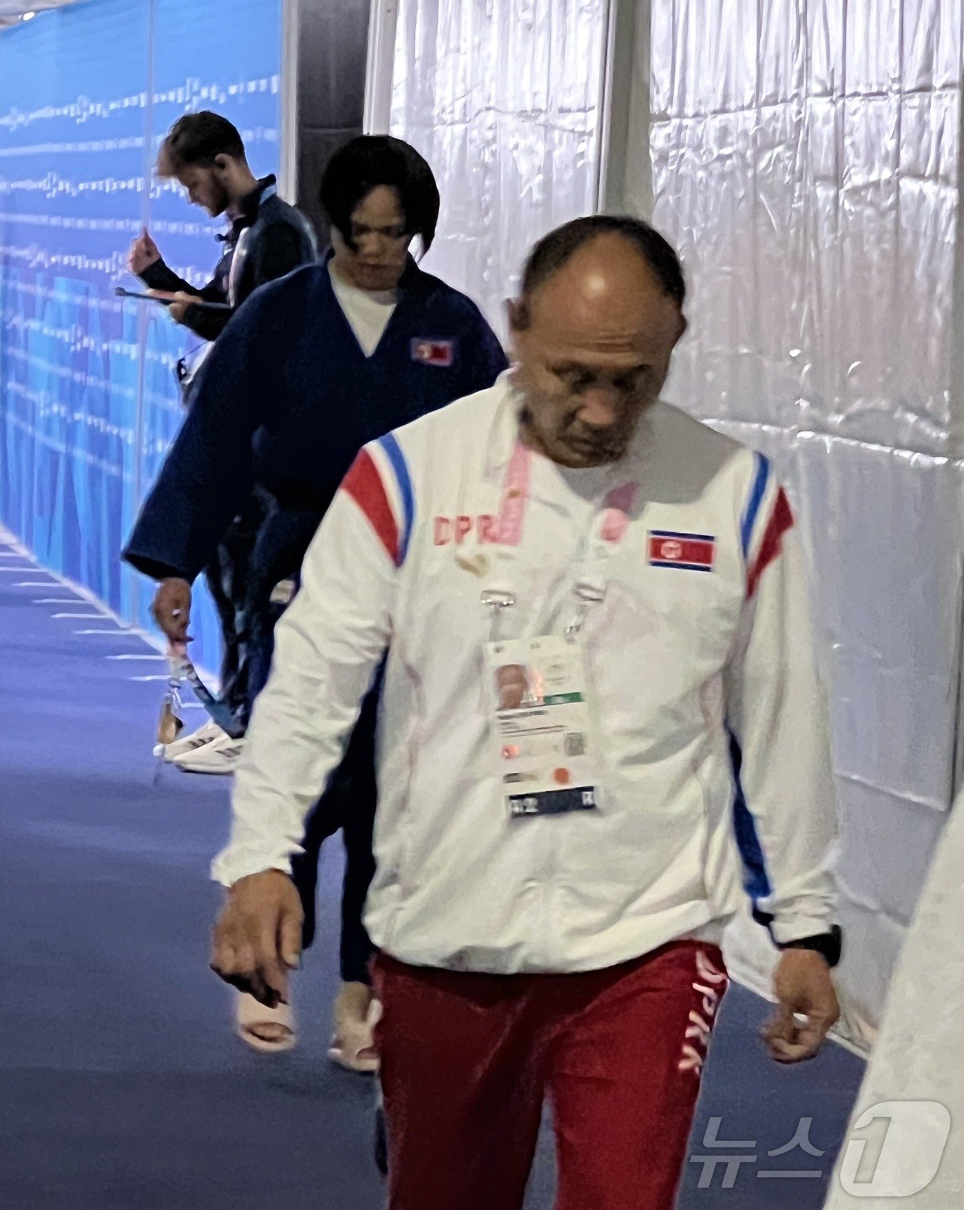 북한 유도 국가대표 문성희가 31일 오후(한국시간) 열린 2024 파리 올림픽 유도 여자 70㎏급 32강에서 패한 뒤 북한 유도 대표팀 지도자와 함께 퇴장하고 있다. 2024.7.31/뉴스1 ⓒ News1 이상철 기자