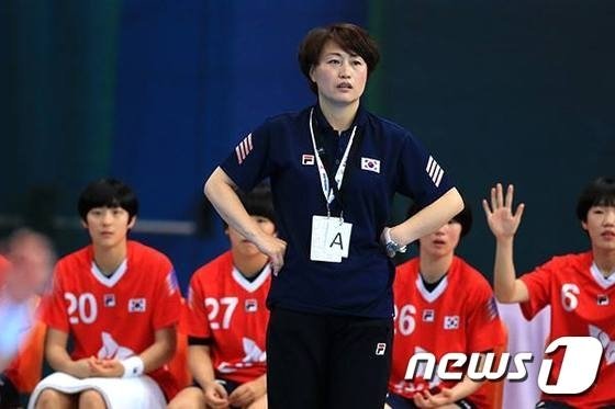 제6회 세계여자청소년선수권대회에서 여자청소년대표팀을 이끌고 있는 오성옥 감독 (국제핸드볼연맹 제공)ⓒ News1