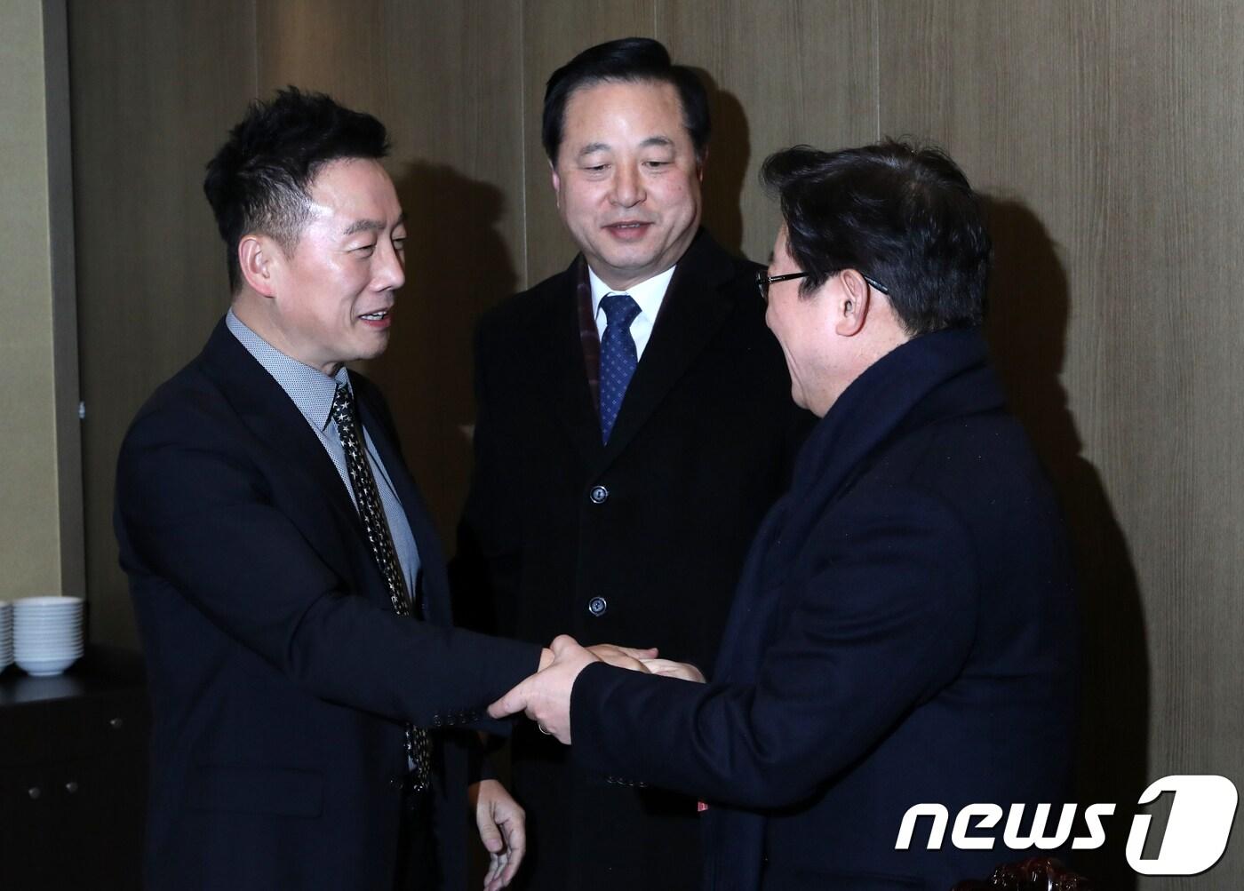 정봉주 전 통합민주당 의원과 박범계 더불어민주당 의원이 2018년 8월 8일 오후 서울 여의도의 한 식당에서 열린 정 전 의원 복권 환영 만찬에서 악수하고 있다. 가운데는 김두관 의원. 2018.1.8/뉴스1 ⓒ News1 안은나 기자