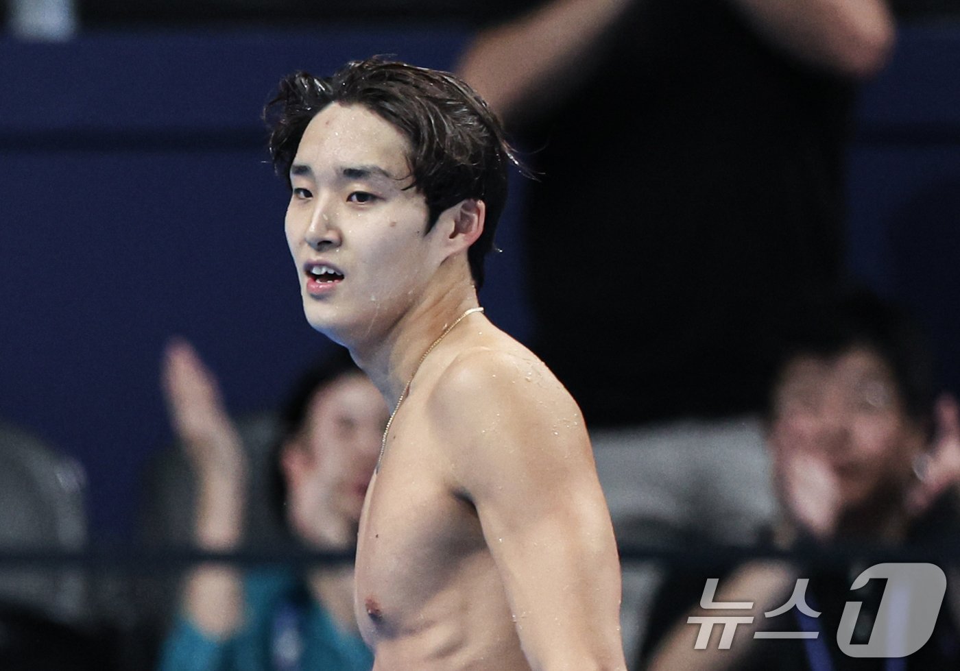 대한민국 수영대표팀 김우민이 28일(한국시간) 프랑스 파리 라데팡스에서 열린 남자 400n 자유형 결승 경기에서 동메달을 획득한 후 경기장을 나서고 있다. 2024.7.28/뉴스1 ⓒ News1 이동해 기자