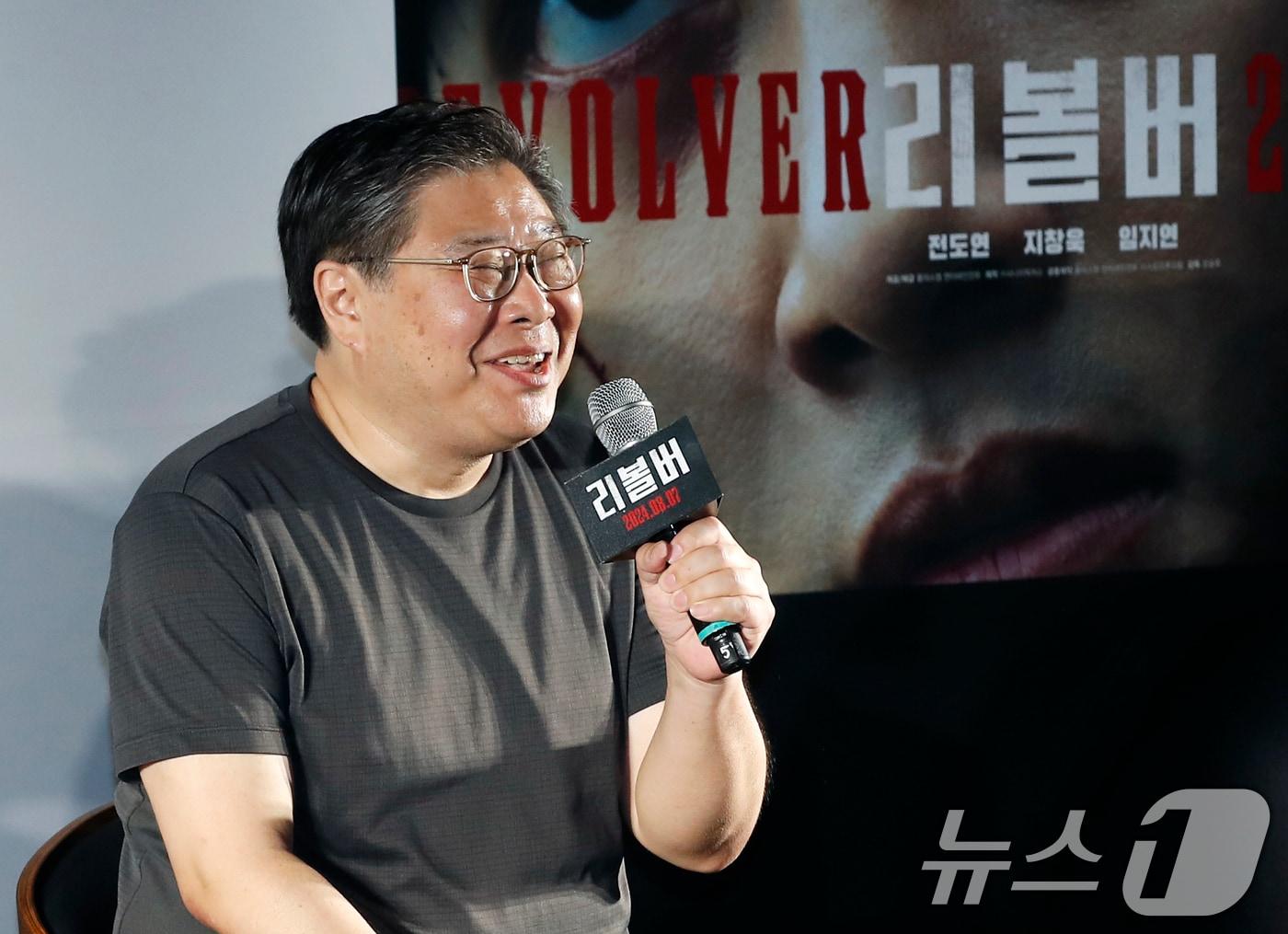 오승욱 감독이 9일 서울 강남구 메가박스 코엑스에서 열린 영화 '리볼버' 제작보고회에서 인사말을 하고 있다. '리볼버'는 모든 죄를 뒤집어쓰고 교도소에 들어갔던 전직 경찰 수영(전도연 분)이 출소 후 오직 하나의 목적을 향해 직진하는 이야기를 그린 작품이다. 2024.7.9/뉴스1 ⓒ News1 권현진 기자