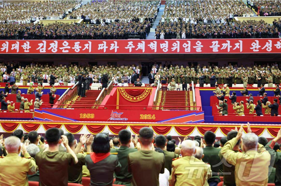 (평양 노동신문=뉴스1) = 북한 노동당 기관지 노동신문은 전승절(한국전쟁 정전협정체결일) 71주년을 맞아 김정은 당 총비서가 참석한 가운데 전쟁노병(참전용사)들의 상봉 모임이 열렸다고 28일 보도했다. [국내에서만 사용가능. 재배포 금지. DB 금지. For Use Only in the Republic of Korea. Redistribution Prohibited] rodongphoto@news1.kr 