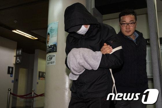 2015년 3월 26일 모텔에서 여중생을 살해한 혐의를 받고 있는 A 씨(38)가  4월 1일 서울 서초동 중앙지법에서 구속 전 피의자심문(영장실질심사)를 마치고 법원을 나서고 있다. 2015.4.1/뉴스1 ⓒ News1 유승관 기자