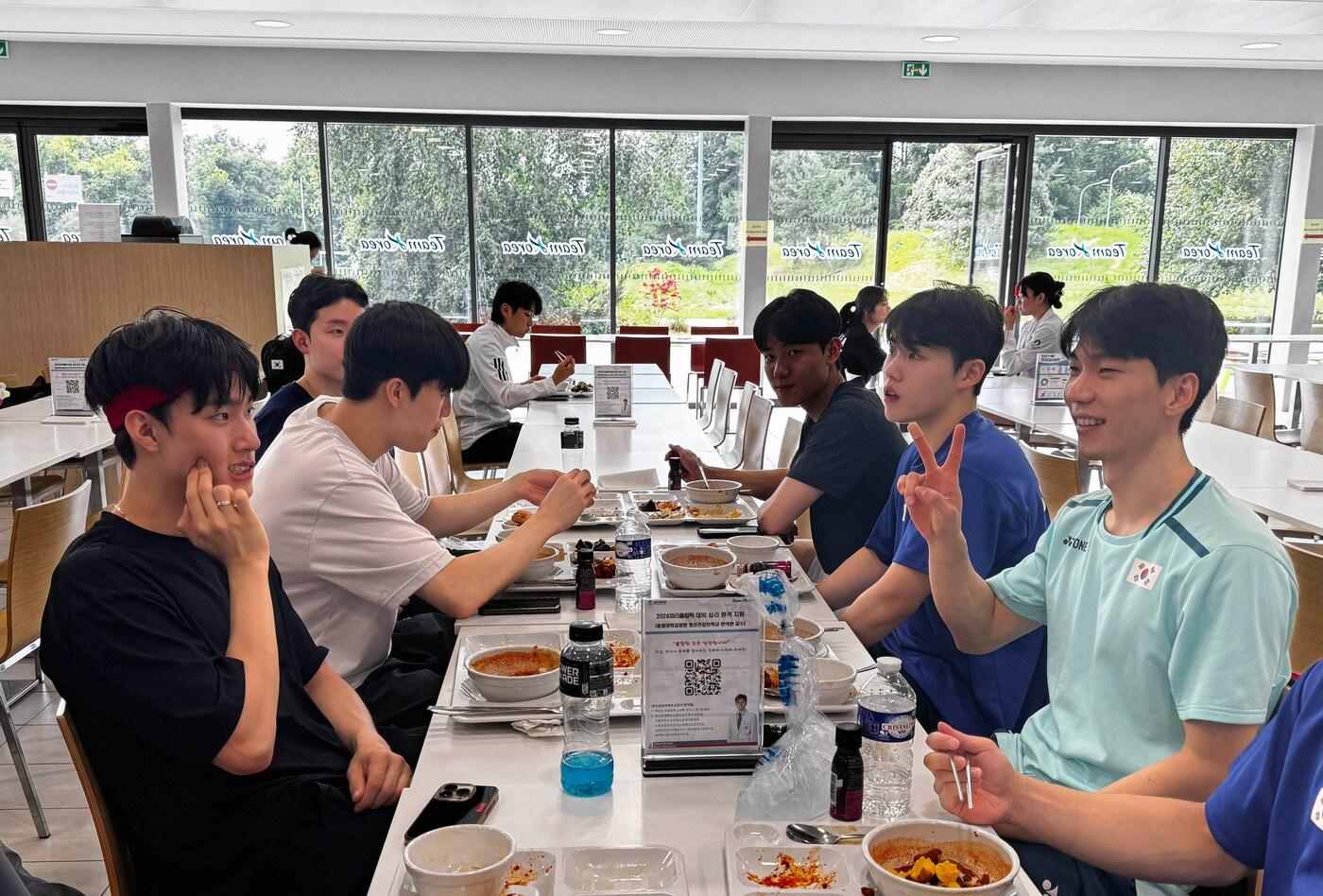 대한체육회가 파리 인근에 올림픽 전초기지인 팀코리아 파리 플랫폼을 운영하고 있다. 선수들이 플랫폼에서 식사를 하고 있다. (대한체육회 제공)