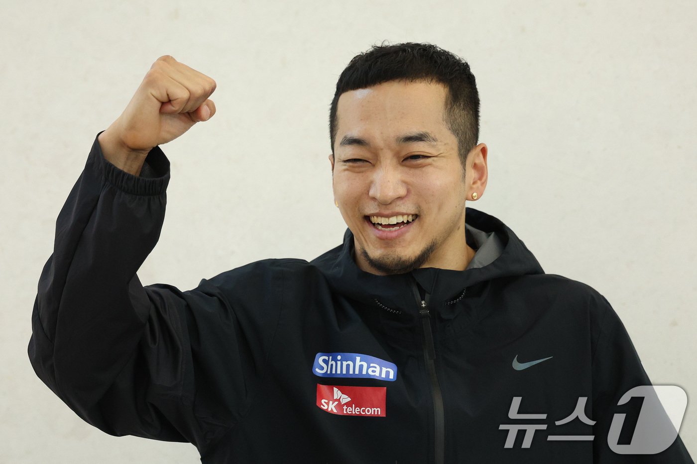파리 올림픽 최종 예선 2차 대회에 참가하는 대한민국 브레이킹 국가대표 김홍열(홍텐)이 19일 인천국제공항 1터미널에서 출국하며 기념 촬영을 하고 있다. 2024.6.19/뉴스1 ⓒ News1 신웅수 기자
