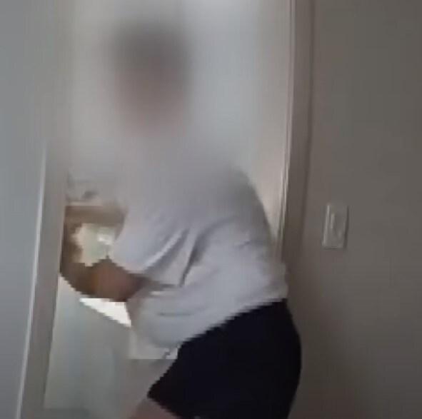 화장실 문을 잠그고 경찰 신고를 하는 전 연인을 폭행하기 위해 문을 부수고 들어가는 럭비 국대 출신 방송인. (JTBC '사건반장')