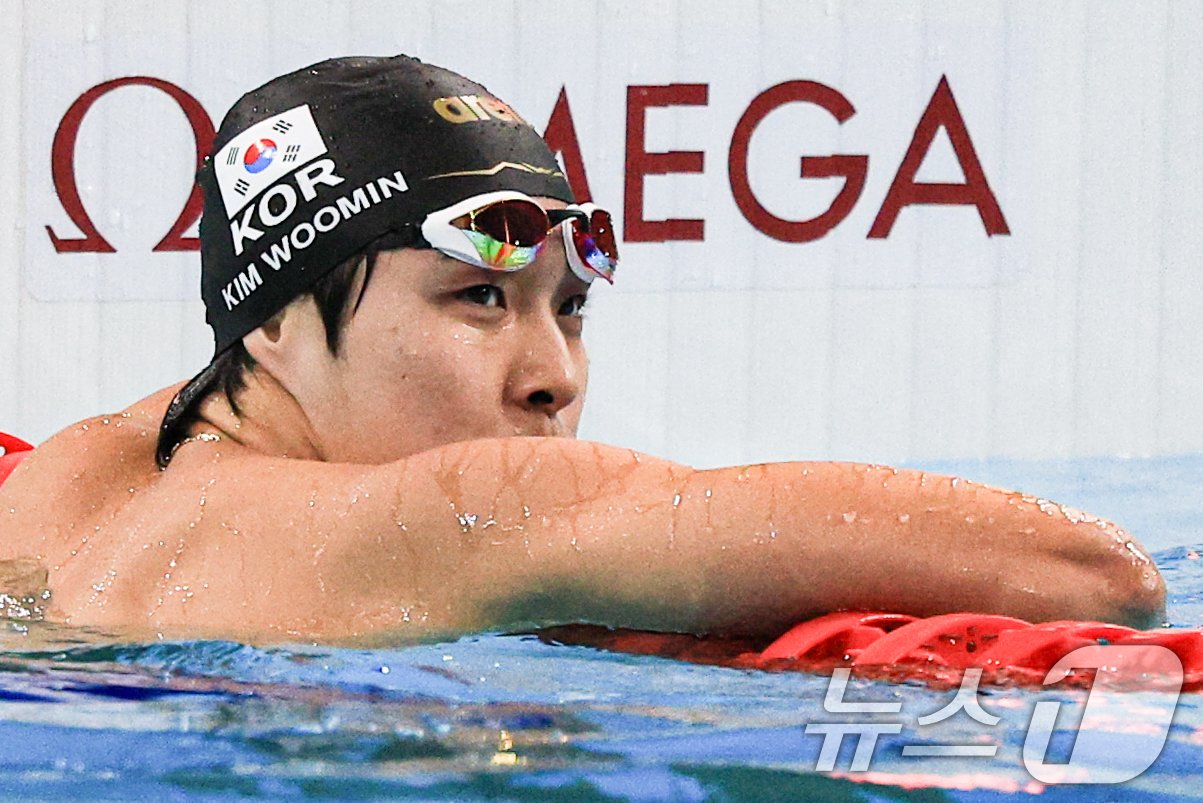 대한민국 경영 대표팀 김우민 선수가 29일(한국시간) 프랑스 파리 라 데팡스 아레나에서 열린 남자 200m 자유형 준결승 경기에서 역영을 마친 후 기록을 살펴보고 있다. 2024.7.29/뉴스1 ⓒ News1 박정호 기자