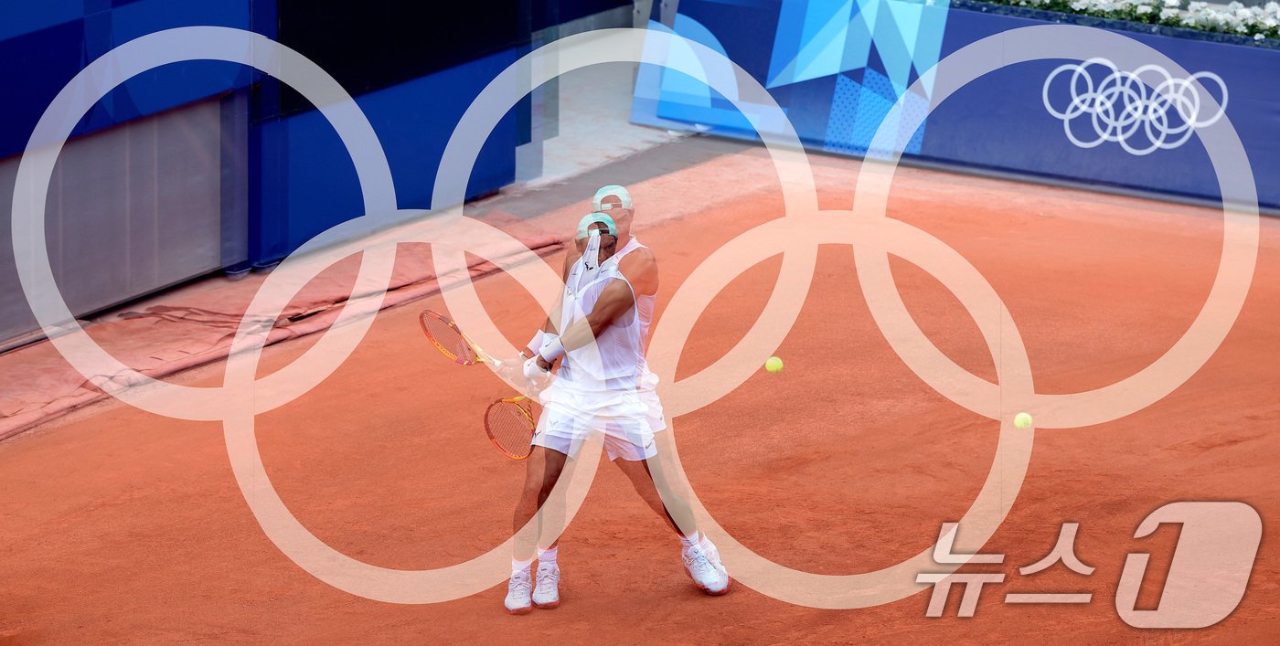 스페인 테니스 대표 라파엘 나달이 24일(한국시간) 프랑스 파리 스타드 롤랑가로스에서 훈련하고 있다. (다중노출 촬영) 2024.7.24/뉴스1 ⓒ News1 이동해 기자