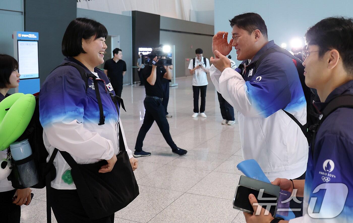 파리올림픽 유도대표팀 김민종 선수(오른쪽)가 18일 오전 인천국제공항 2터미널에서 출국에 앞서 김하윤 선수를 향해 카메라를 든 모습을 연출해 웃음을 만들고 있다. 2024.7.18/뉴스1 ⓒ News1 박정호 기자